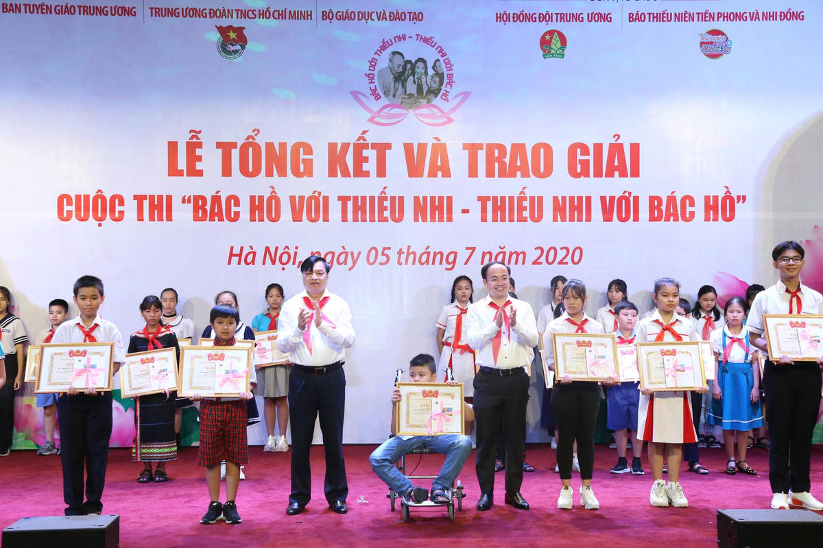 Phó Trưởng ban Tuyên giáo Trung ương Lê Mạnh Hùng trao giải Nhì.