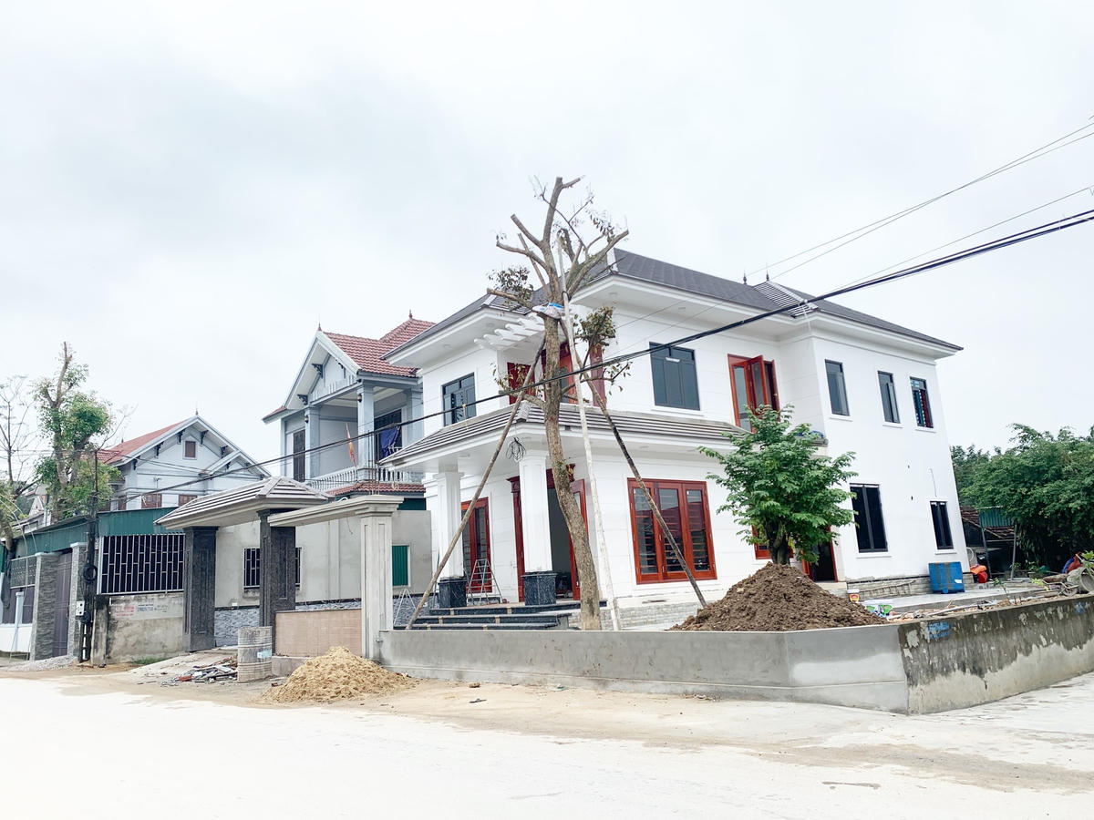 Những căn nhà bạc tỷ tiếp tục mọc lên.