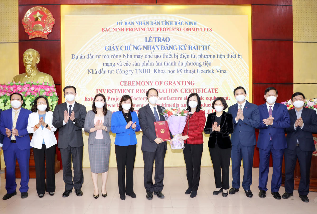 Lãnh đạo tỉnh Bắc Ninh và  Công ty TNHH Khoa học kỹ thuật Goertek Vina tại buổi lễ.