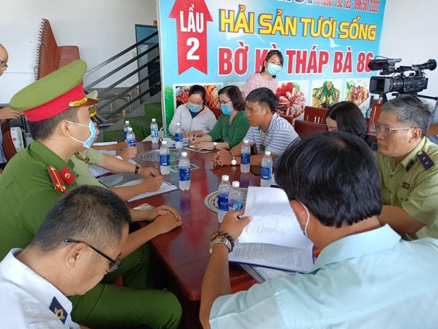 Đội liên ngành TP. Nha Trang làm việc với nhà hàng hải sản Tháp Bà 86.