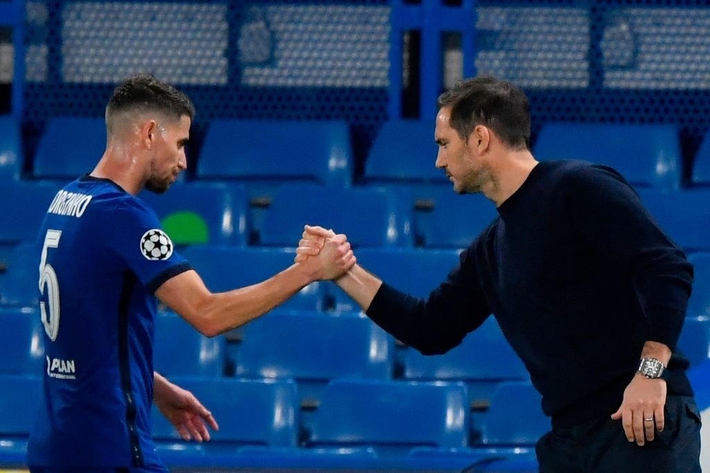 Jorginho (trái) không được Lampard tin tưởng.