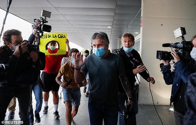 Sự hiện diện của ông Jorge Messi thu hút sự quan tâm của báo giới Tây Ban Nha. Mặc dù vậy, bố Messi không trả lời phỏng vấn báo chí khi ở sân bay Barcelona.