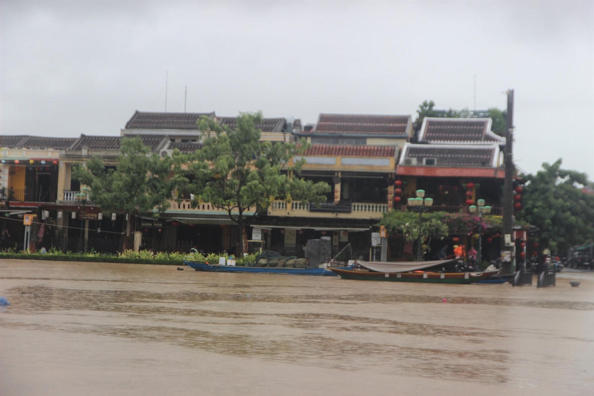 Chiều ngày 8/10, Hội An mênh mông biển nước.