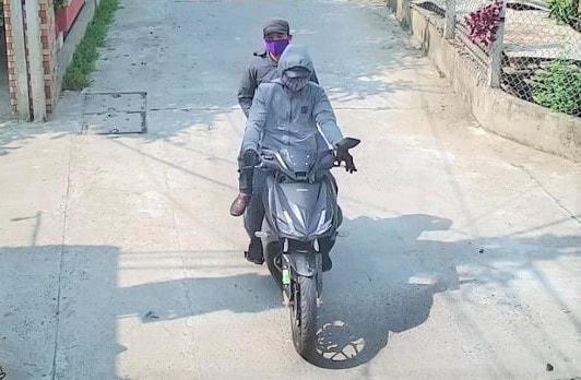 Hai đối tượng dạo quanh khu dân cư để trộm cắp tài sản. (Ảnh CA cung cấp).