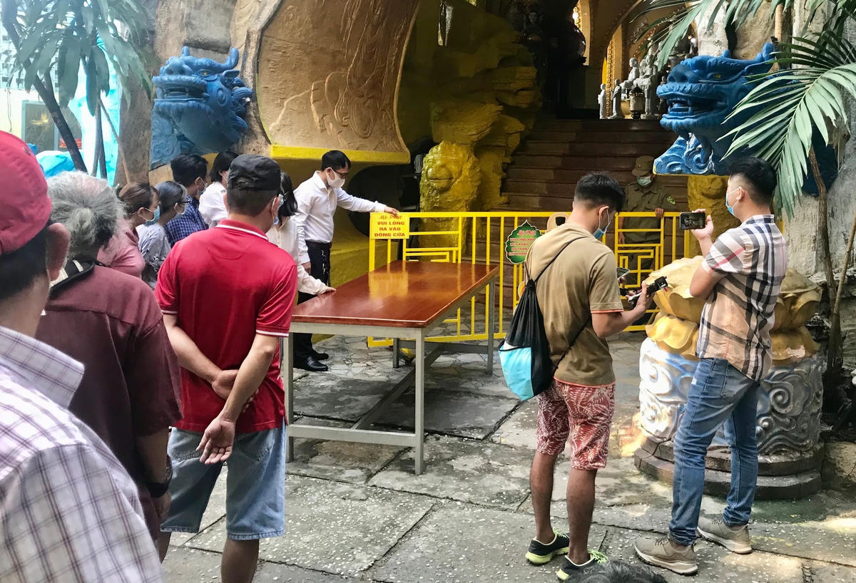 Người dân vẫn tập trung khu vực hầm đặt tro cốt để ngóng tin