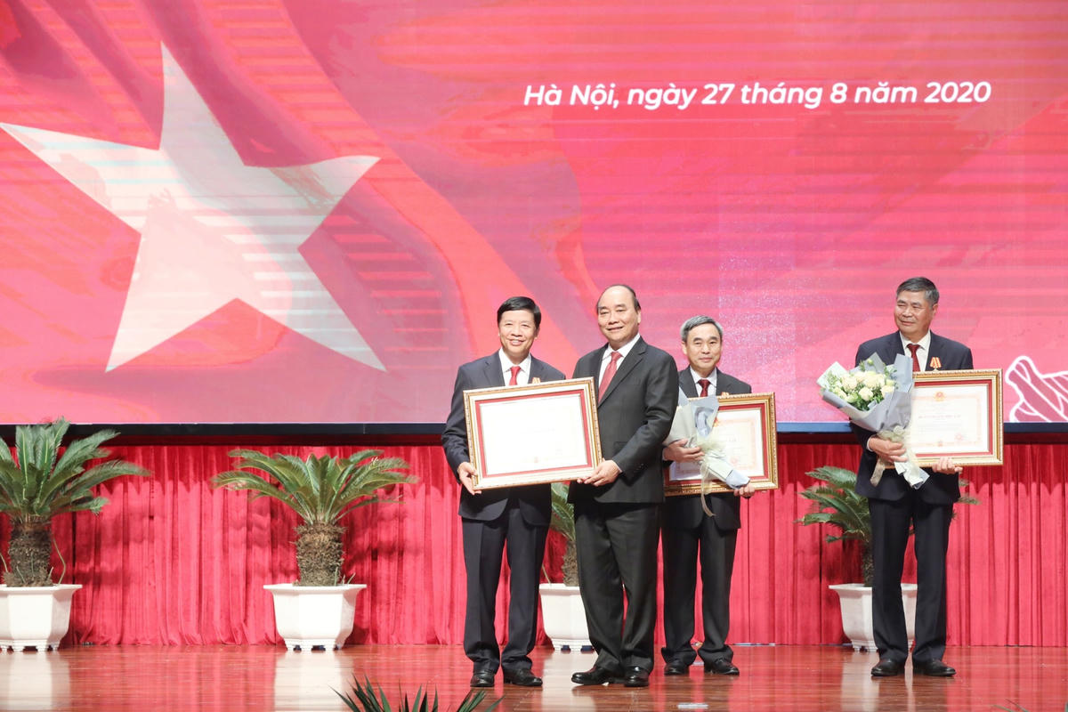 Thủ tướng Nguyễn Xuân Phúc trao Huân chương cho các thứ trưởng Ngoại giao đã nghỉ hưu. Ảnh: Quang Vinh.
