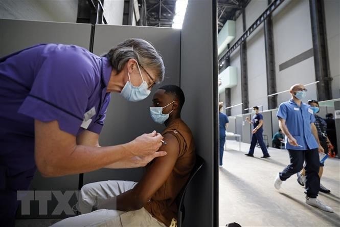 Tiêm vaccine ngừa Covid-19 tại London, Anh. (Ảnh: AFP/TTXVN).