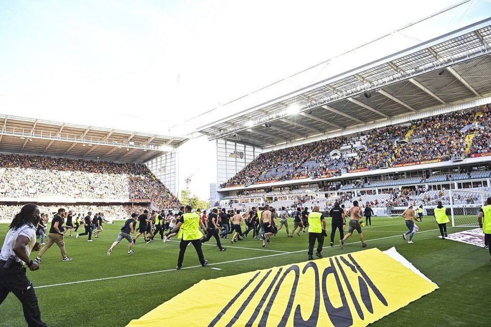 Giải Ligue 1: Cổ động viên tràn xuống sân đối đầu cảnh sát