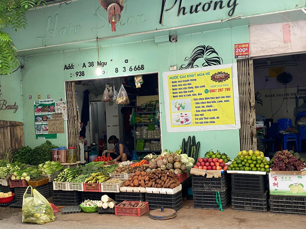 Hoa quả ngày rằm khá phong phú, đa dạng, người dân có thể thoải mái lựa chọn. 