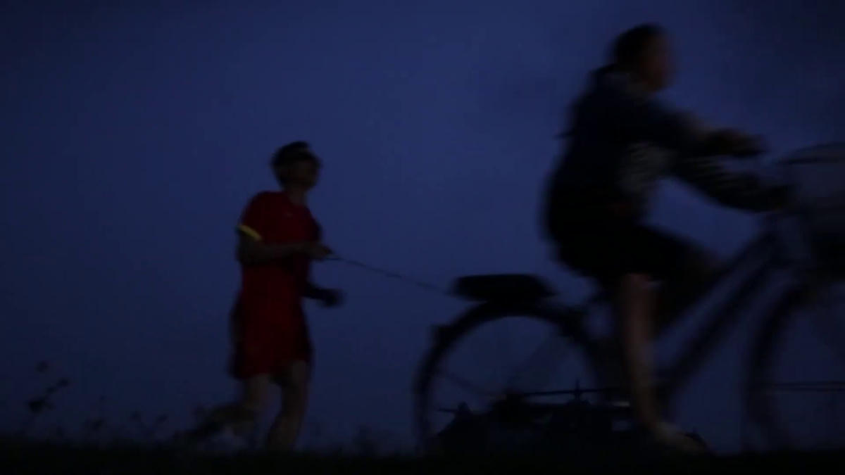 Hàng ngày anh chị tập chạy từ 5h sáng.