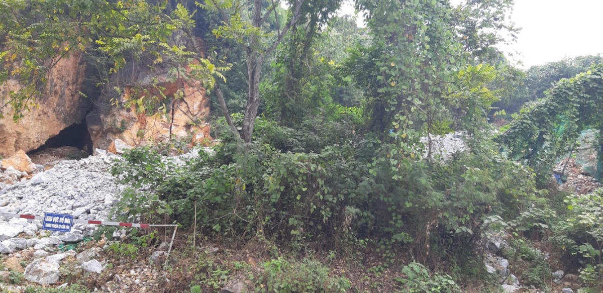 Hàng nghìn m3 đất đá đổ thải “treo” ngay trên núi, nguy cơ sạt lở nghiêm trọng đe dọa đến tính mạng nhiều hộ dân phía dưới 
