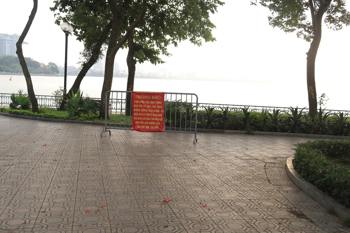 Thiết lập thêm các rào chắn nhằm không cho người dân tụ tập đông người tại khu vực quanh hồ Tây.