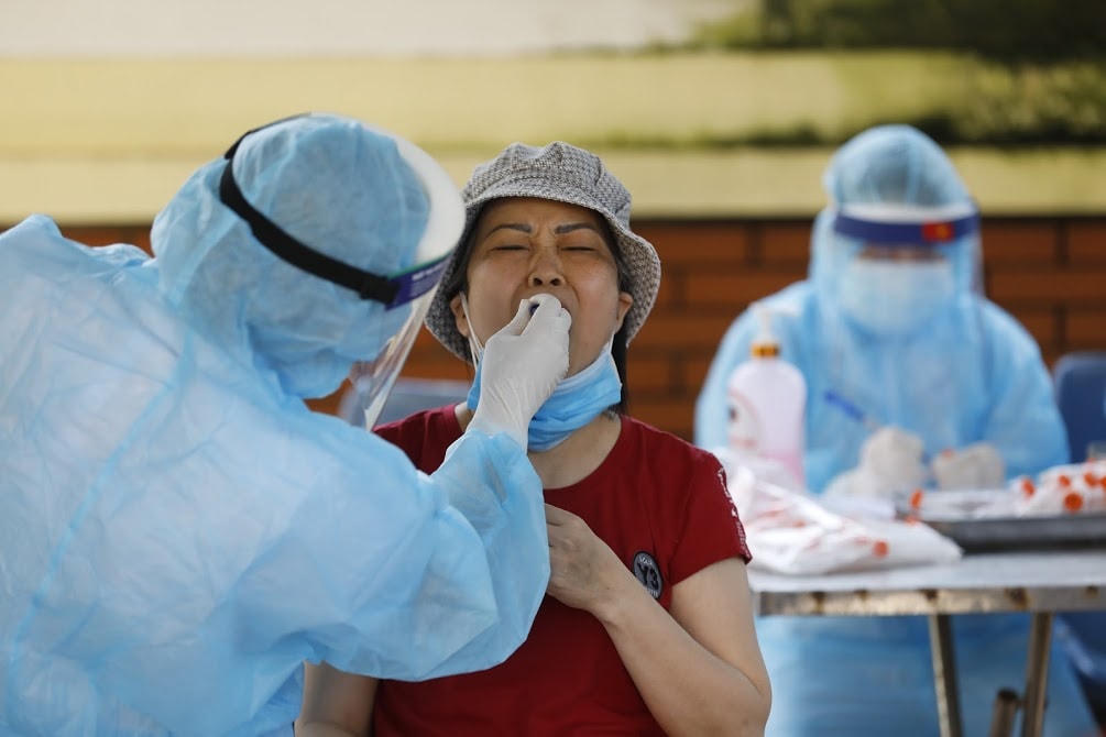 Xét nghiệm virus SARS-Cov-2 ở Hà Nội. Ảnh: Quang Vinh.
