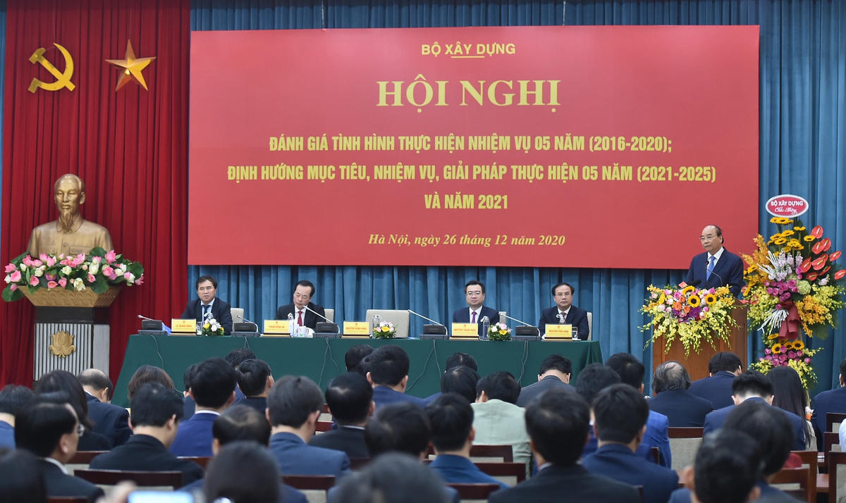 Thủ tướng Nguyễn Xuân Phúc yêu cầu Bộ Xây dựng, UBND các tỉnh, thành phố phải tập trung vào tháo gỡ thể chế. Ảnh: VGP/Quang Hiếu.