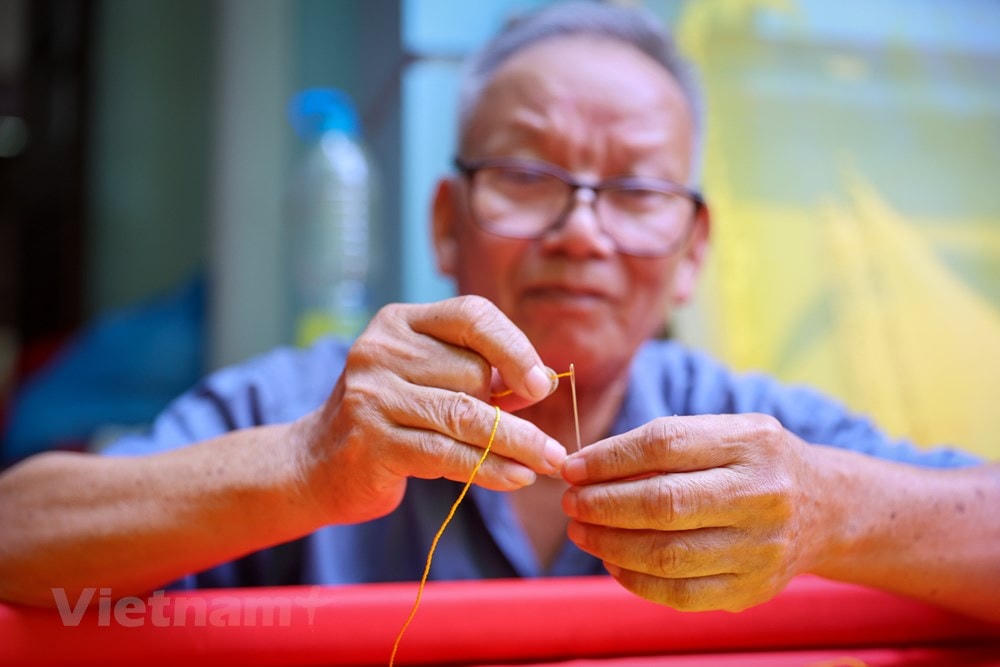 Các loại cờ thêu cỡ đại được cũng được đặt làm hàng nghìn chiếc, chủ yếu sử dụng để duyệt binh trong quân đội. (Ảnh: Minh Sơn/Vietnam+).