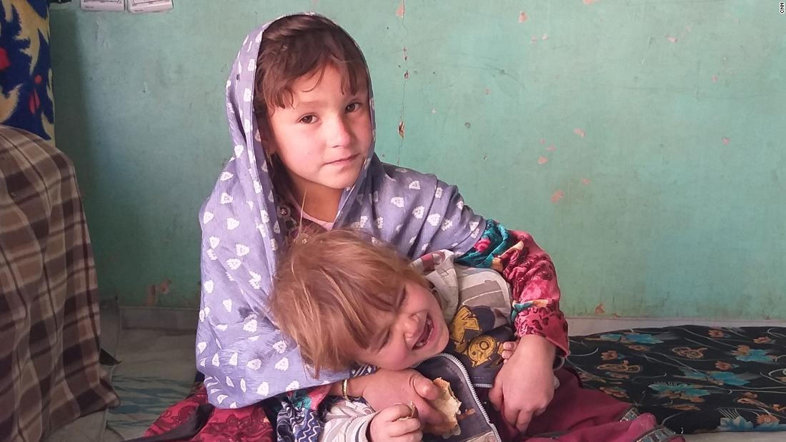 Zaiton, 4 tuổi, chơi với em trai tại nhà của mình ở tỉnh Ghor, Afghanistan. Cô bé mới 4 tuổi nhưng đã khá thấu hiểu hoàn cảnh của mình.