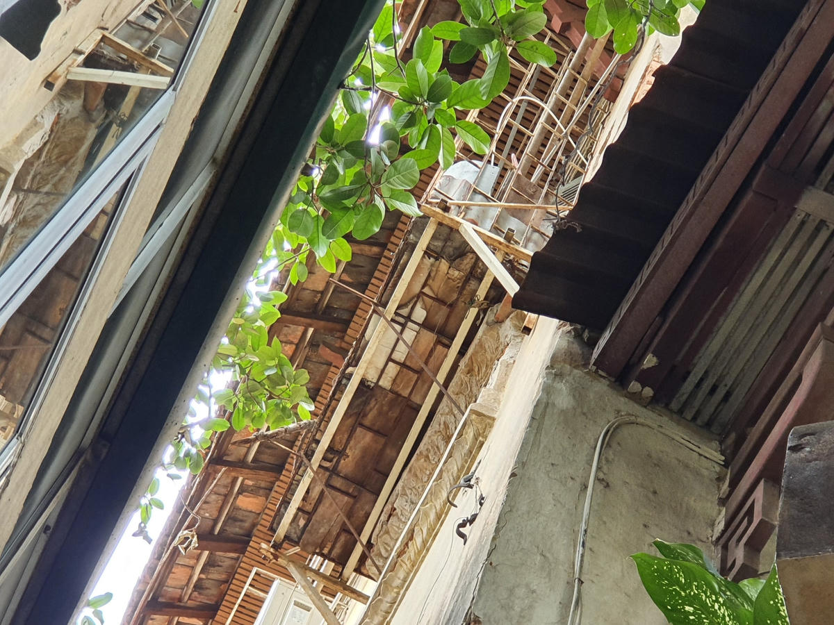 Cùng với thời gian, ngôi nhà cũng đã xuống cấp nghiêm trọng, nhiều hạng mục đã phải sửa sang rất nhiều.