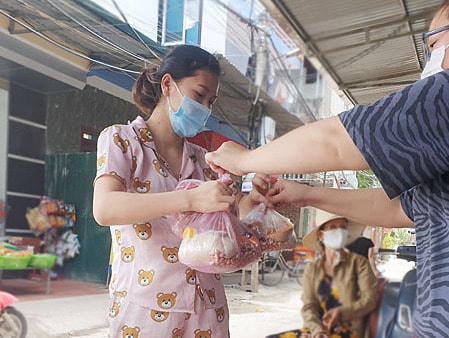 Công nhân nhận gạo, lạc, dầu ăn và ngô từ các mạnh thường quân. Ảnh: Hoàng Nhàn.