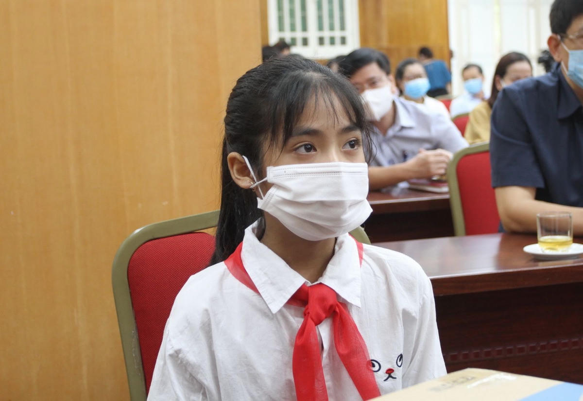 Học sinh đến nhận máy tính tại Chương trình "Sóng và máy tính cho em" của Hà Nội chiều 15/9. 