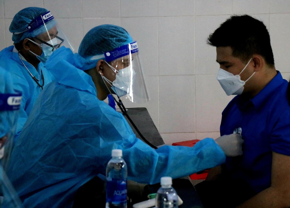 Trước khi tiêm vaccine, các em học sinh đều được khám sàng lọc và đo thân nhiệt.