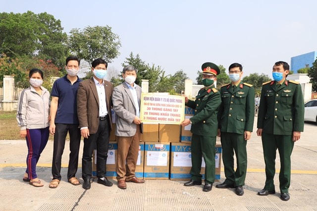 MTTQ tỉnh Hải Dương tiếp nhận ủng hộ phòng chống dịch Covid-19 từ bệnh viện quân y 175 - Bộ Quốc phòng.