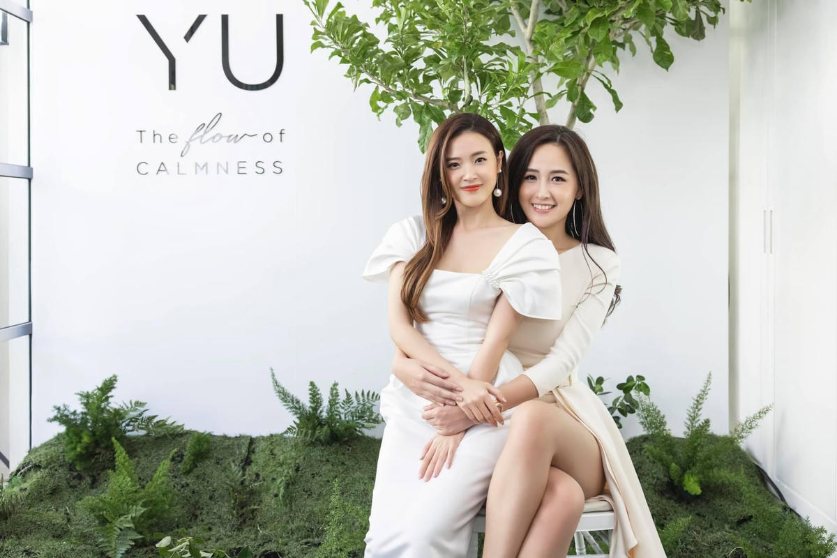 Hoa hậu Mai Phương Thúy đến chúc mừng Midu ra mắt thương hiệu mỹ phẩm mới của mình. Sau những sóng gió chuyện riêng tư, Midu ngày càng hoàn thiện hình ảnh một cô nàng độc lập, giỏi giang.