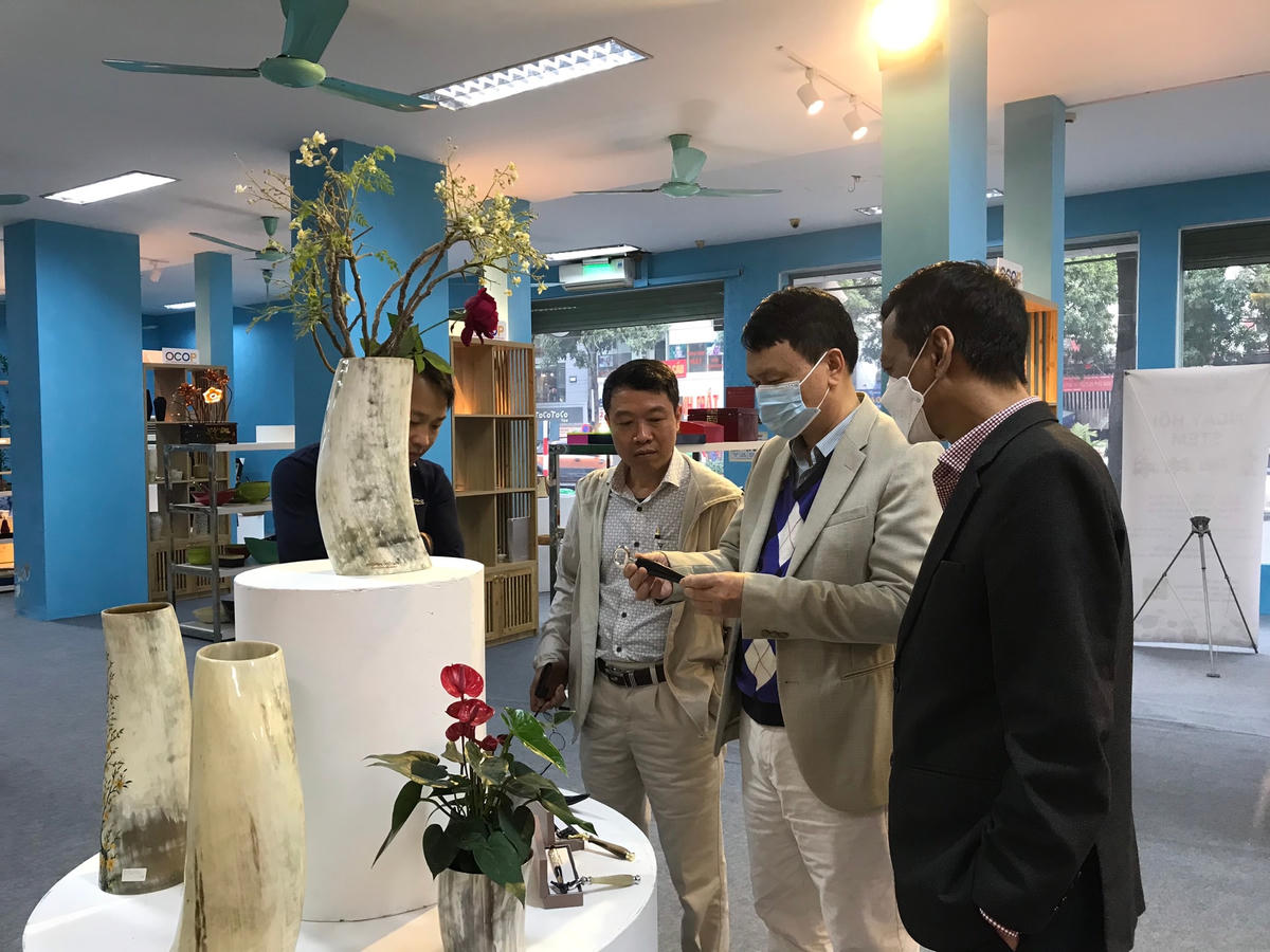 Các đại biểu tham quan gian trưng bày. 