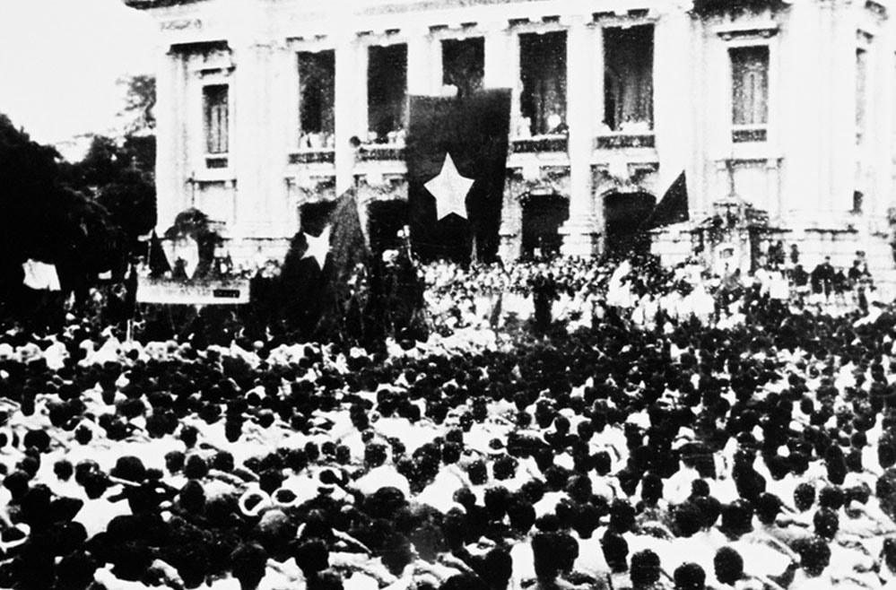Cuộc mít tinh tại quảng trường Nhà hát Lớn (Hà Nội), ngày 19/8/1945.