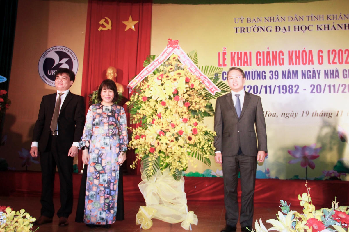 Ông Nguyễn Hải Ninh, Bí thư Tỉnh ủy Khánh Hòa tặng hoa chúc mừng các thầy cô, Trường Đại học Khánh Hòa nhân ngày Nhà giáo Việt Nam 20/11.