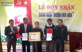 Già làng Ama Bích (thứ 2 phải qua) trong lễ đón nhận danh hiệu Buôn văn hóa.
