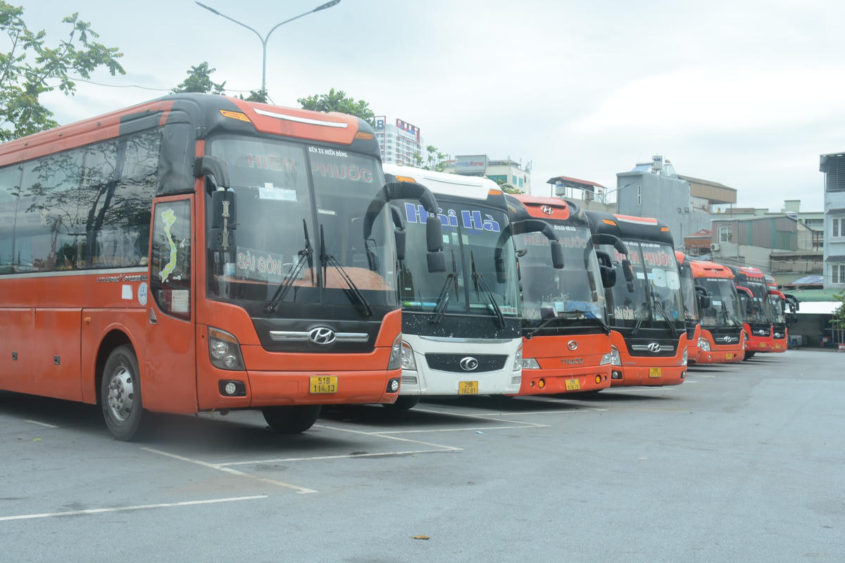 Từ ngày 13/10 đến hết 20/10, Bộ GTVT sẽ khôi phục lại hoạt động của xe khách liên tỉnh tuyến cố định với tần suất tối thiểu 5% và tối đa 30% số chuyến theo lưu lượng đã được các sở GTVT công bố. Tuy nhiên, xe khách liên tỉnh tại các bến xe Hà Nội vẫn chưa có quyết định chính thức hoạt động trở lại.