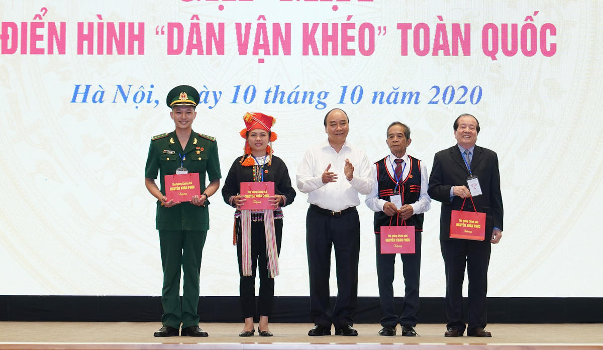 Thủ tướng Nguyễn Xuân Phúc tặng quà cho các đại biểu. Ảnh: VGP/Quang Hiếu.