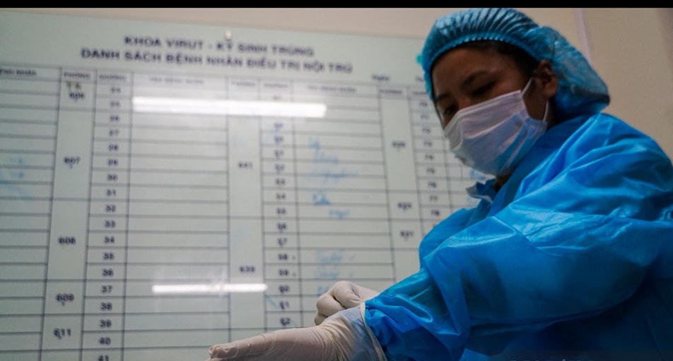 Nhân viên Bệnh viện Bệnh Nhiệt đới trung ương chuẩn bị cho ngày tiêm vaccine Covid-19 của AstraZeneca. Ảnh: Giang Quang.