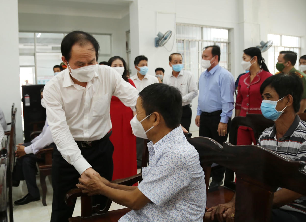 Phó Chủ tịch - Tổng Thư ký UBTƯ MTTQ Việt Nam Lê Tiến Châu thăm hỏi bà con tại Ngày hội Đại đoàn kết toàn dân tộc ở TP Vị Thanh, Hậu Giang.