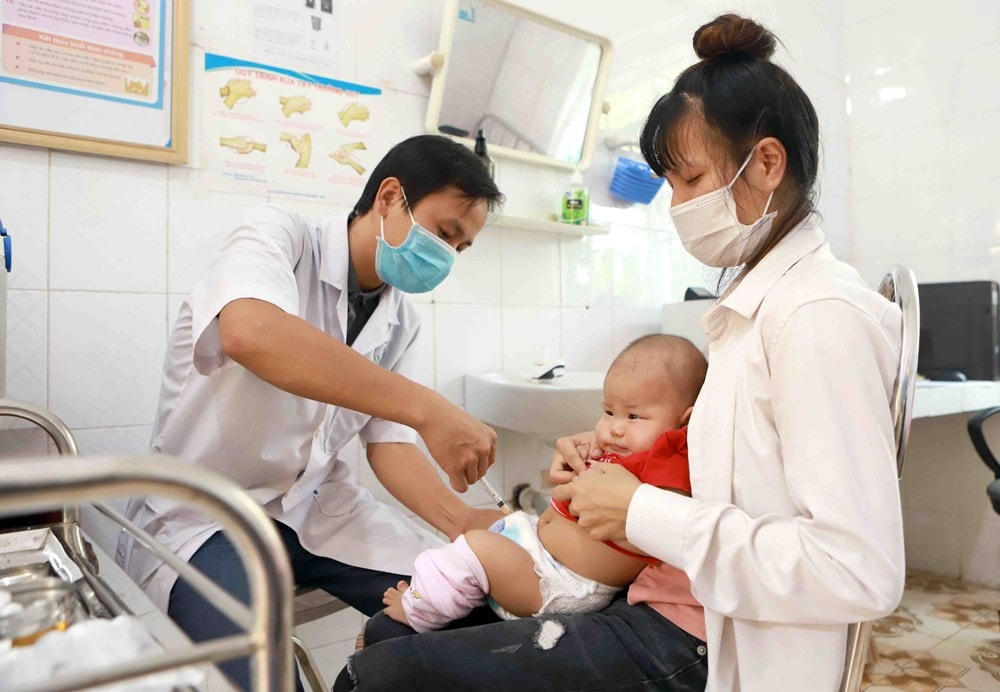 Tiêm vaccine cho trẻ. Ảnh: Vietnam+.