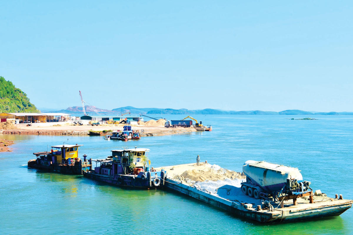Trạm trộn bê tông di động phục vụ công tác đổ bê tông cầu Vân Tiên.