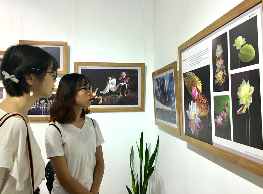 Công chúng thưởng lãm tác phẩm tại Festival Nhiếp ảnh trẻ lần thứ ba, năm 2019. Ảnh: Thụy Du.