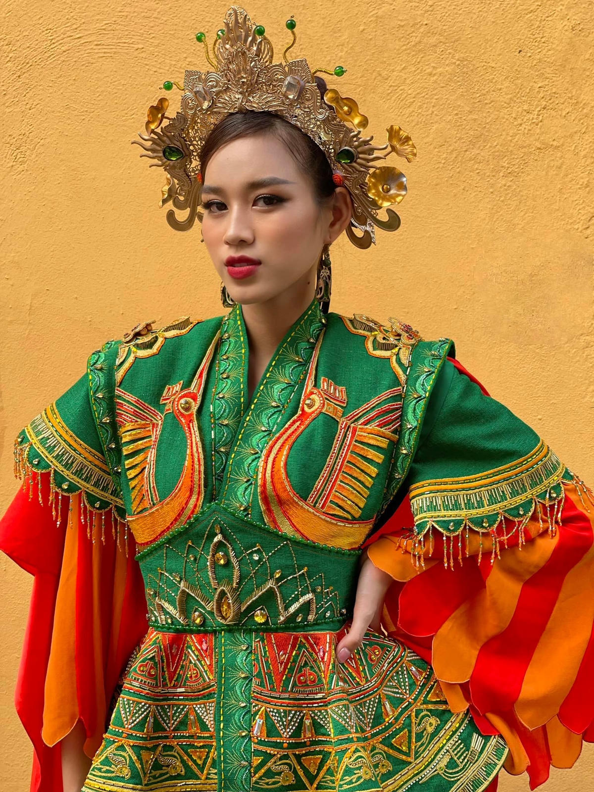 Ở phần thi này, người đẹp xứ Thanh thể hiện thần thái uy nghi và vẻ đẹp lộng lẫy trong trang phục mang tên Nhụy Kiều Tướng Quân - Bà Triệu. Bộ trang phục lấy cảm hứng từ vị anh hùng Triệu Thị Trinh và quê hương Thanh Hóa của người đẹp.