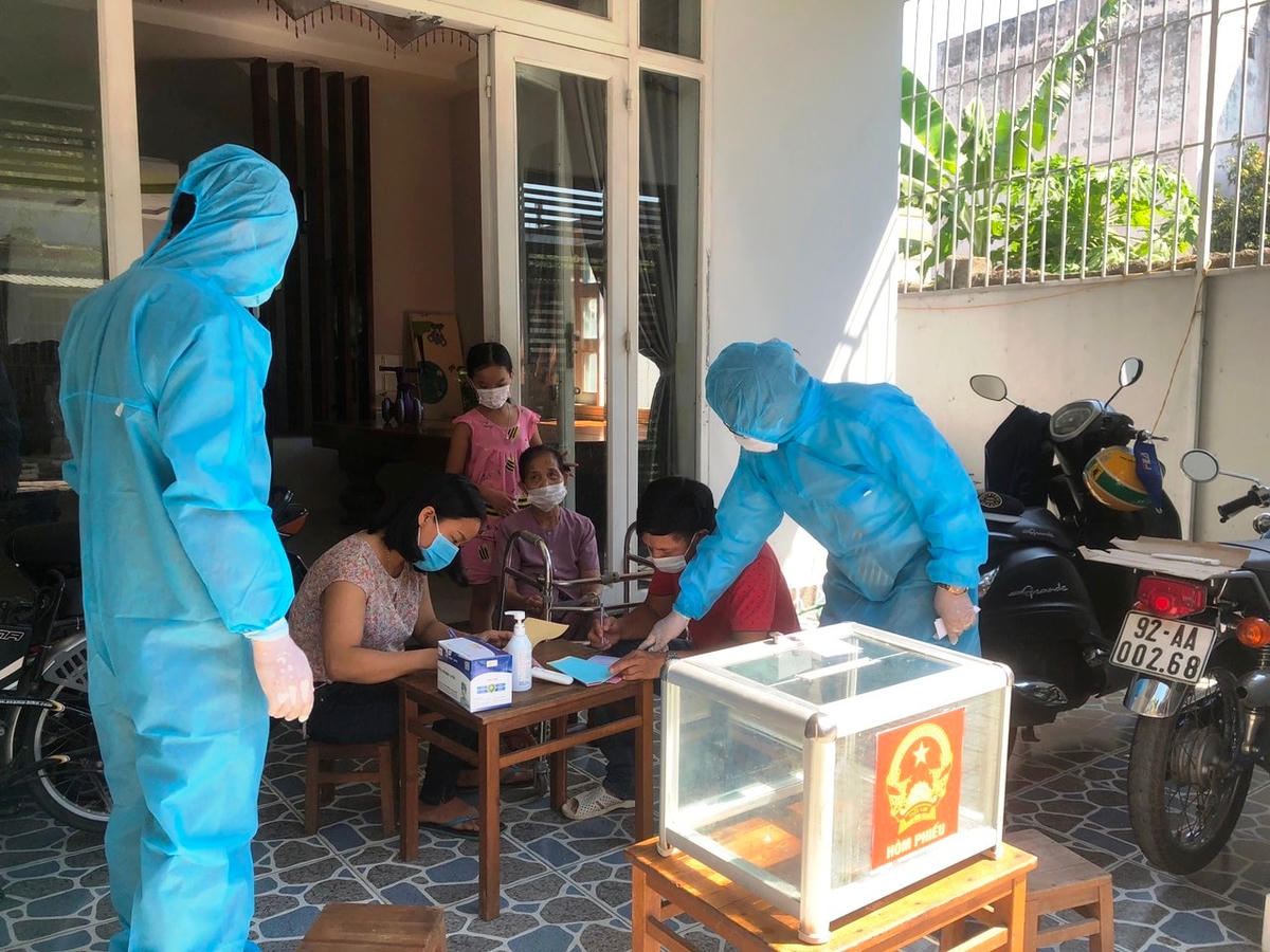 Hòm phiếu phụ được mang đến tận nhà các cử tri cách ly.