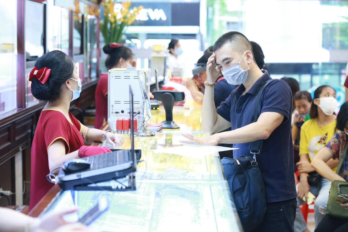 Giá vàng tăng giảm thất thường khiến nhiều người đầu tư đau đầuẢnh: Quang Vinh.