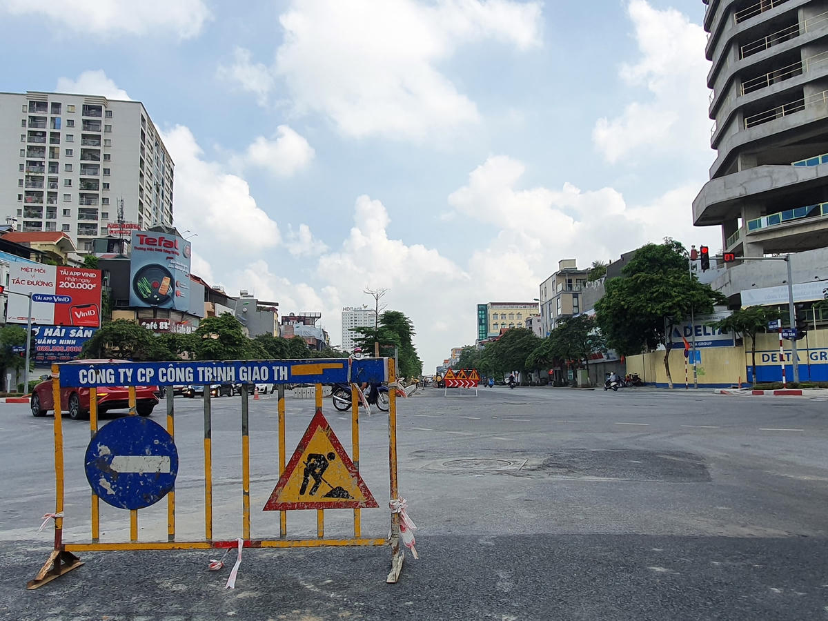 Trước đó, với sự gia tăng của phương tiện xe, mặc dù đã được điều chỉnh dải phân cách tuy nhiên 4 làn đường của tuyến Liễu Giai - Văn Cao vẫn trở nên chật hẹp, quá tải nhất là trong những giờ cao điểm.