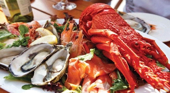 Xử trí nhanh dị ứng hải sản khi đi du lịch biển