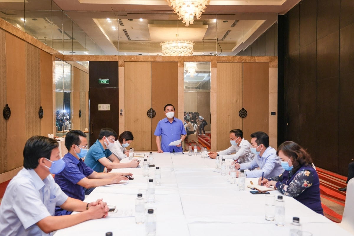 Ông Chử Xuân Dũng phát biểu tại buổi làm việc với khách sạn về công tác cách ly.  