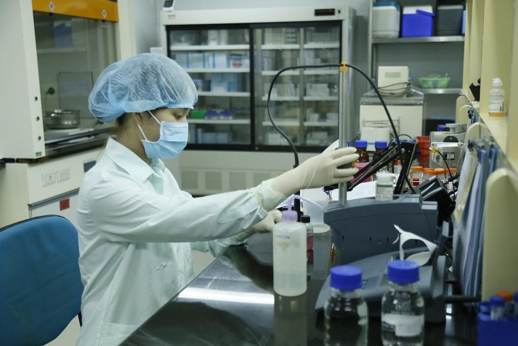 Nghiên cứu vaccine phòng Covid-19. Ảnh: Quang Vinh.