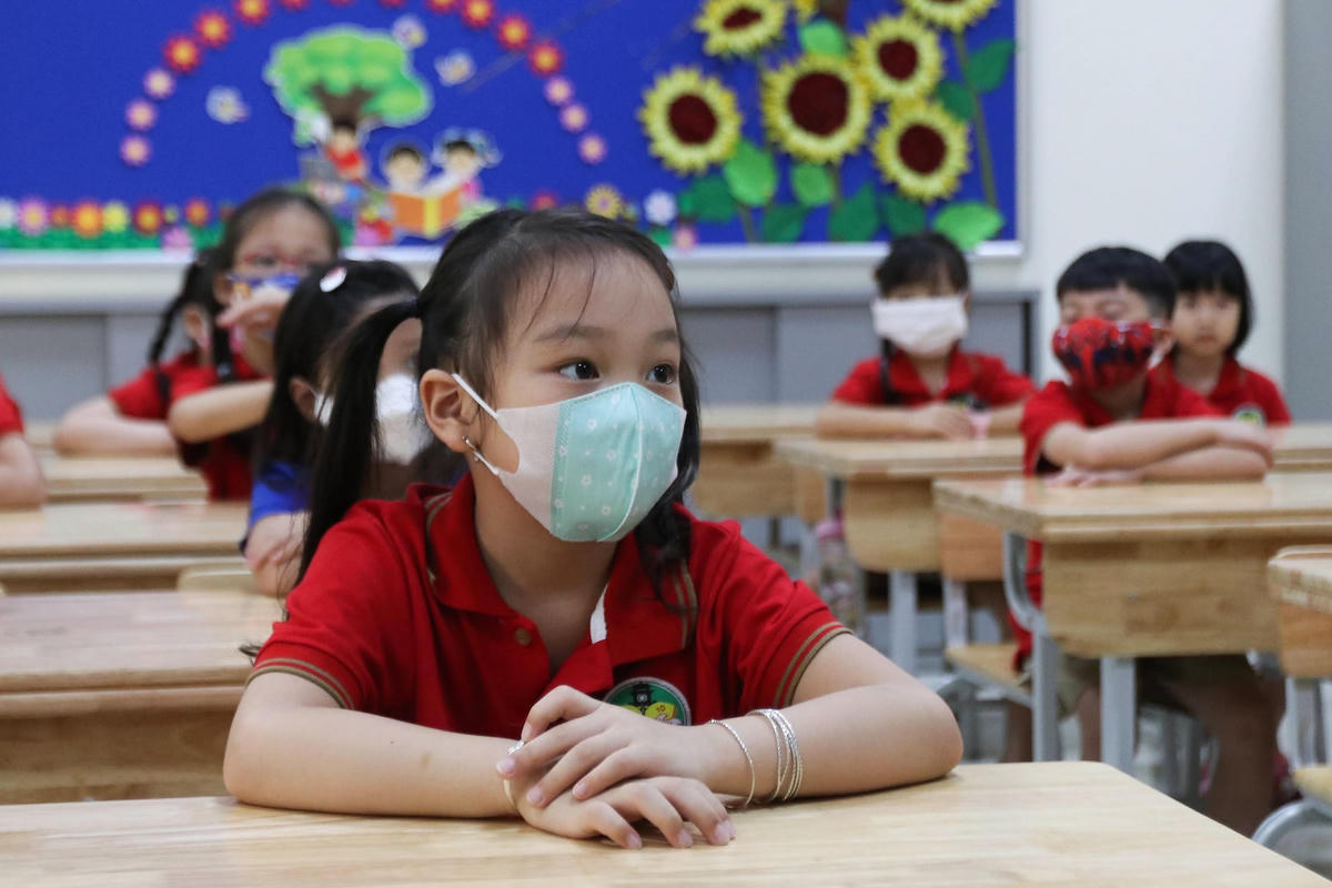 Nhiều học sinh vừa háo hức tới trường đã phải nghỉ học vì lớp có F0. Ảnh: Quang Vinh