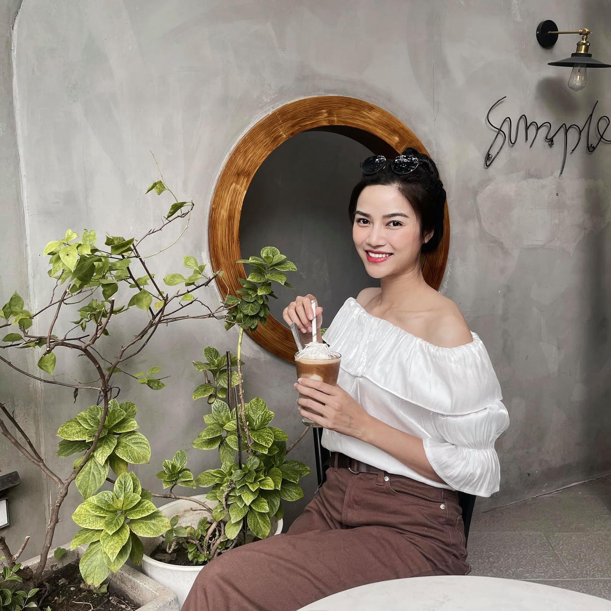 Được biết, Anh Đào sinh năm 1996, từng theo học Trường Đại học Sân khấu Điện ảnh. Cô hiện công tác tại Sân khấu Lệ Ngọc.