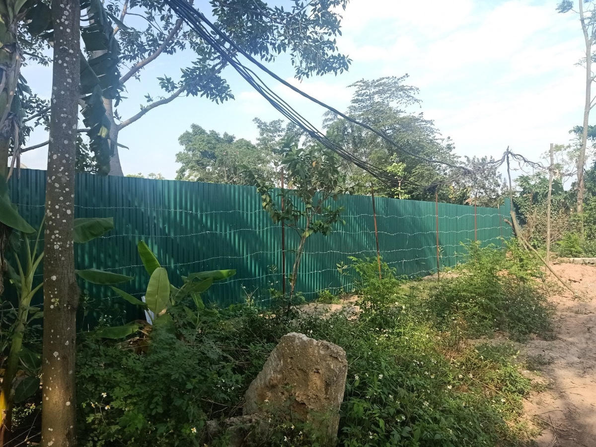 Hàng rào tôn vẫn quây kín quanh khu đất nông nghiệp của người dân để làm dự án.