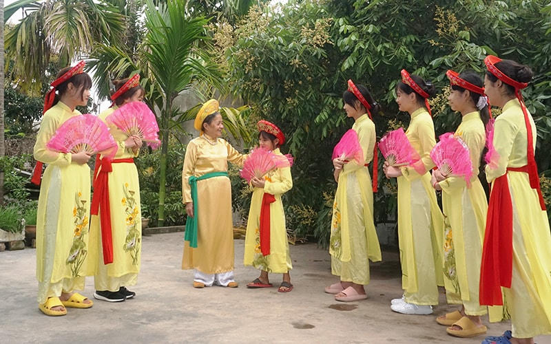 NNƯT Trịnh Thị Phẩm hướng dẫn học trò múa hát.
