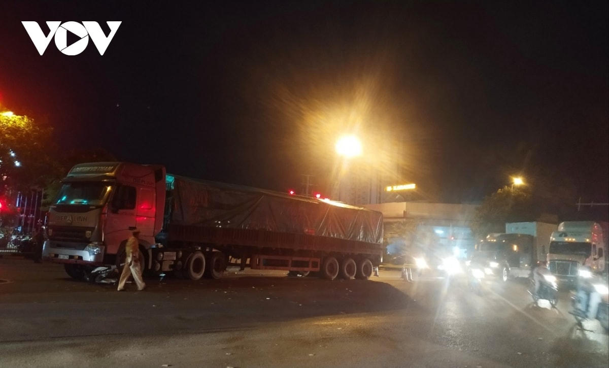 Đến 19h30', lực lượng chức năng vẫn đang có mặt tại hiện trường, điều tra nguyên nhân vụ việc.