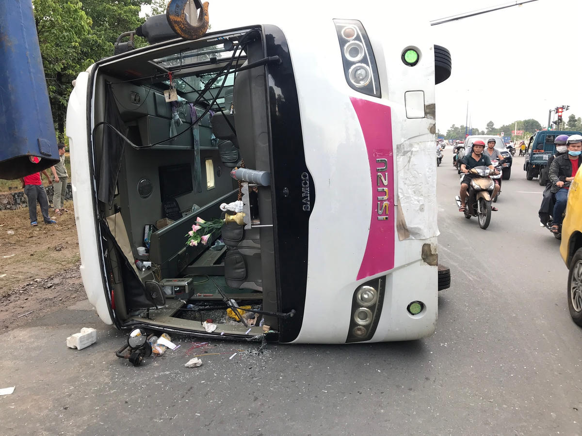 Bình Dương: Lật xe khách, nhiều người bị thương
